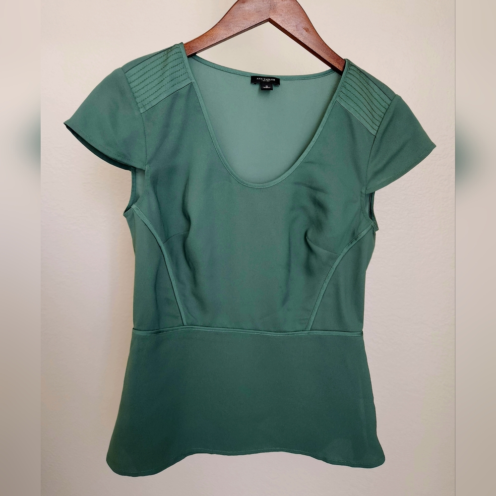 ANN TAYLOR Short Sleeve Blouse Green Size 0